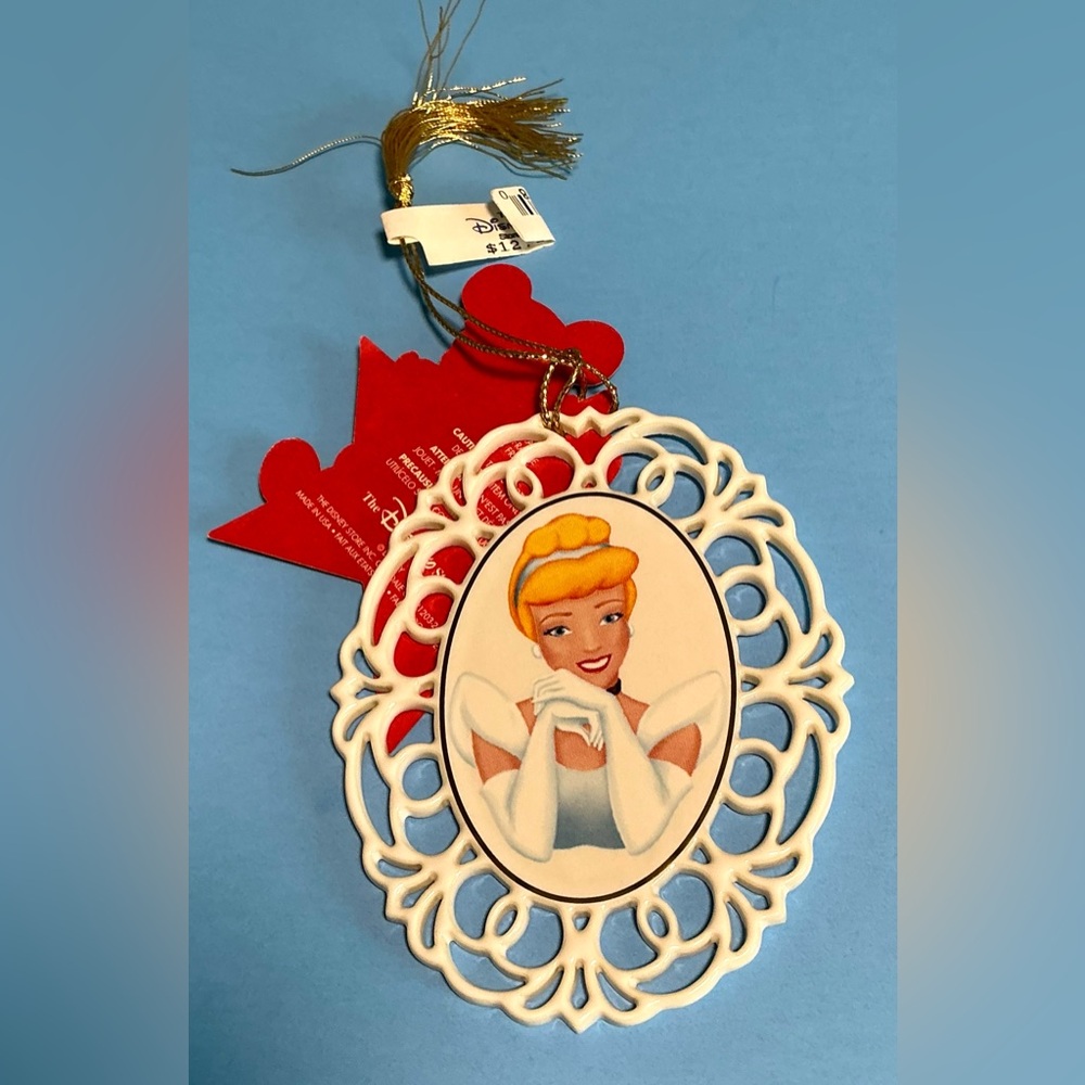 Cinderella Ornament 1999. Gorgeous Portrait in Lace Oval. The Disney Store NWT